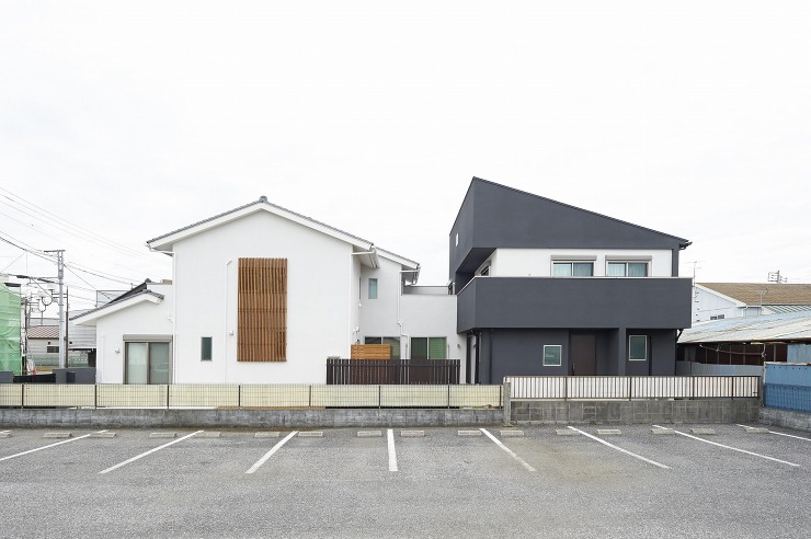 白と黒の二世帯住宅の画像
