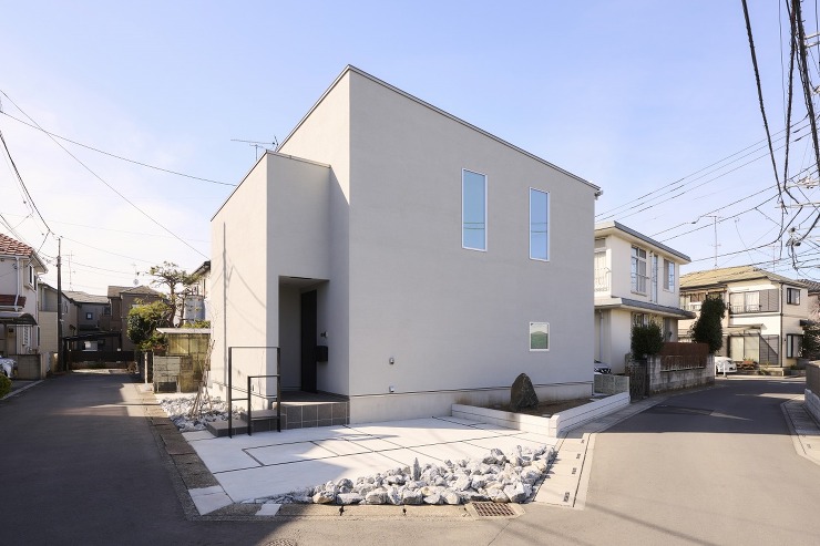 瓦礫の中に立ち昇る家の画像