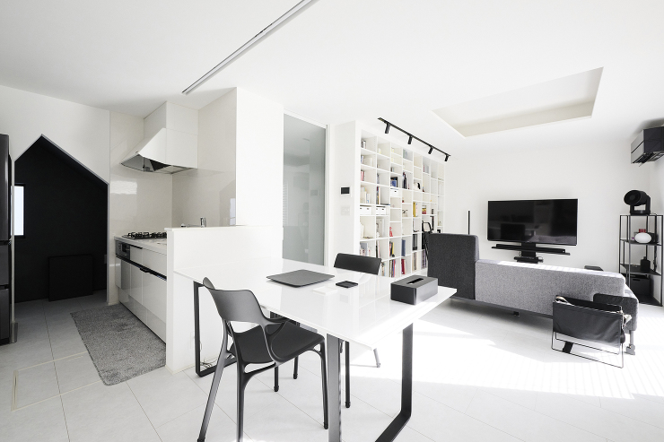 瓦礫の中に立ち昇る家の画像