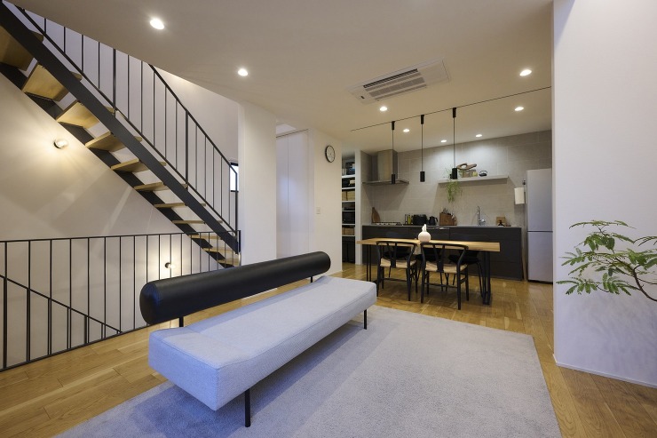 家族の暮らしをやさしく包む3階建ての家の画像