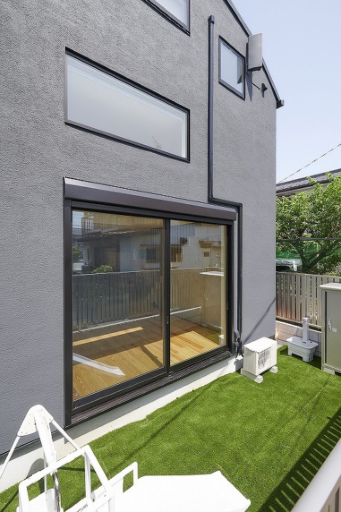 柔らかな光に包まれる旗竿地の家の画像