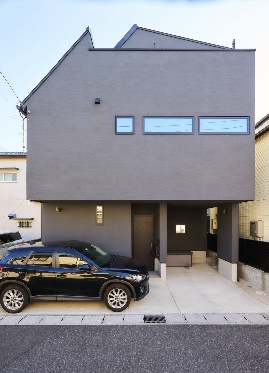 屋根形状が印象的なガレージハウスの画像