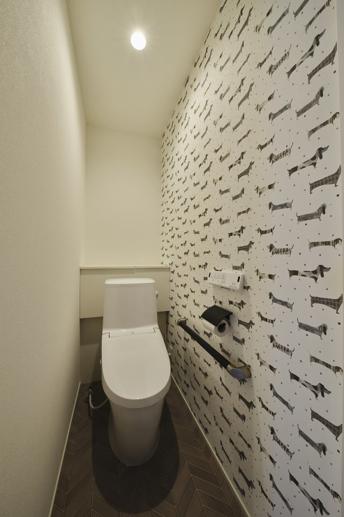 犬柄のアクセントクロスが印象的な2階トイレの画像