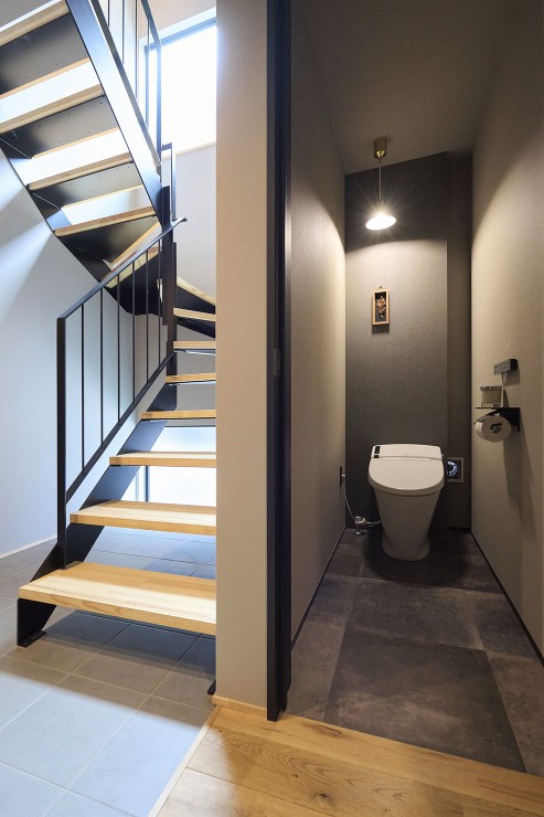 モノトーンを基調としたトイレの画像