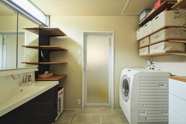 可動棚やハンガーパイプを設けた、使い勝手の良い洗面所の画像