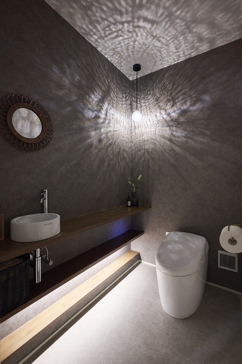 色彩やインテリアにこだわったシックなトイレの画像