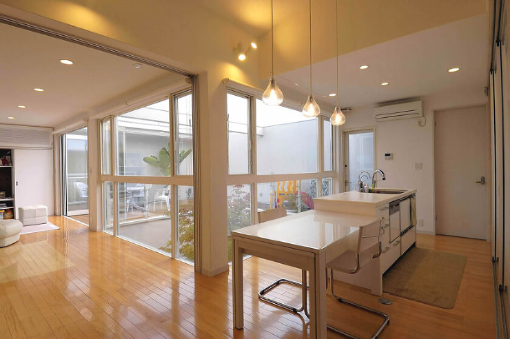 キッチン・ダイニングから見た中庭とバルコニーの画像