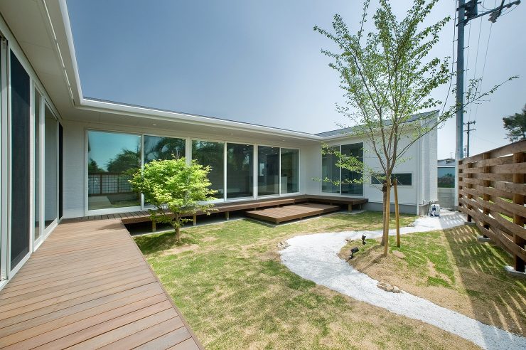 中庭の桜、紅葉をぐるっと囲ったコの字の平...