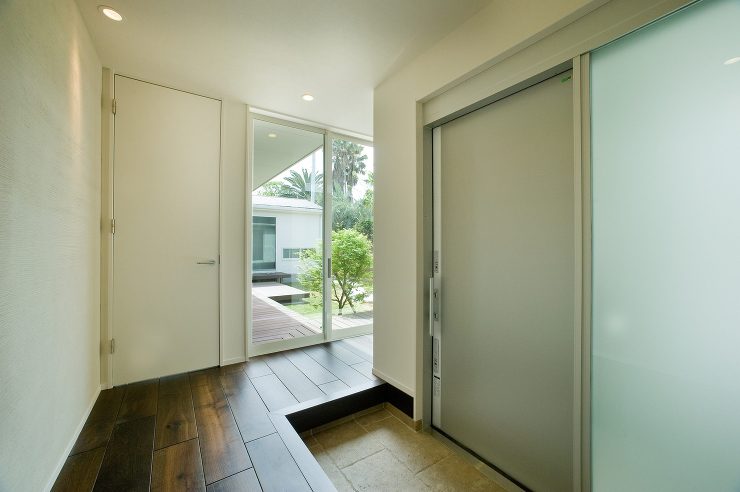 中庭の桜、紅葉をぐるっと囲ったコの字の平...