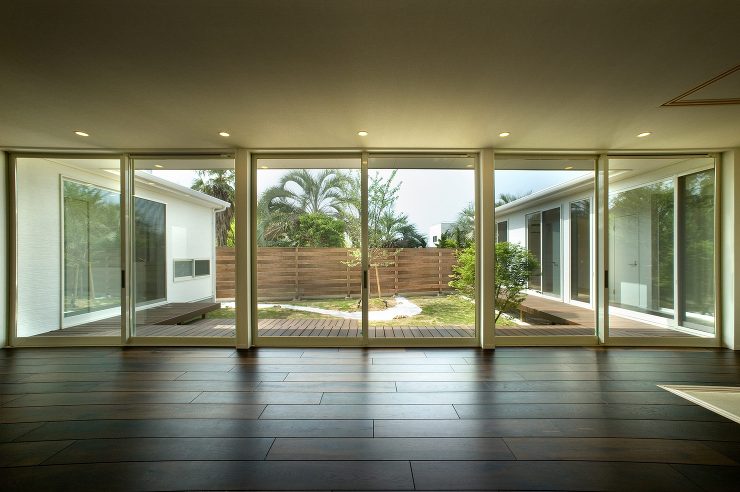 中庭の桜、紅葉をぐるっと囲ったコの字の平...