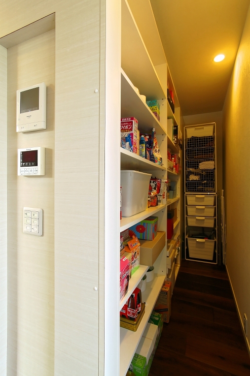 中庭の桜、紅葉をぐるっと囲ったコの字の平...