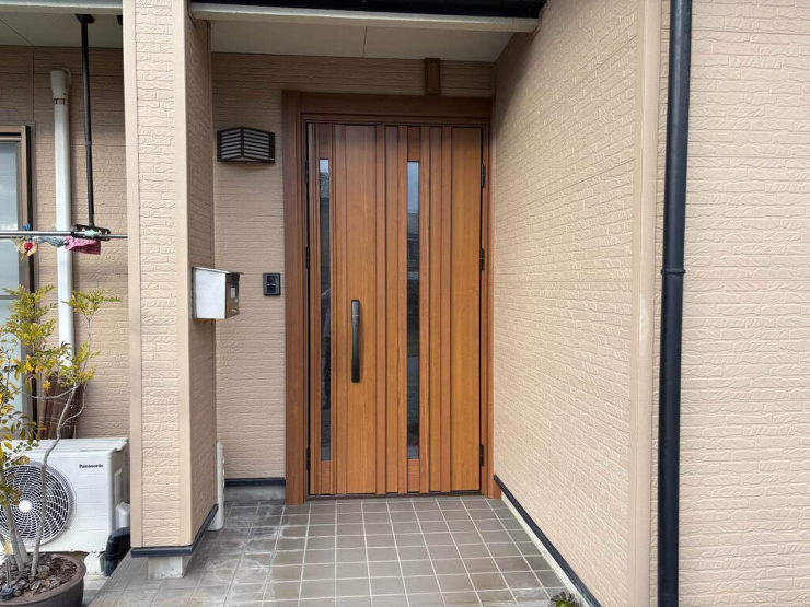 【豊川市】防犯対策を考えての玄関ドアリフォーム