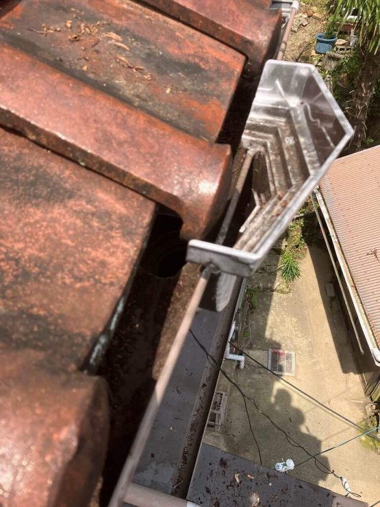 台風前に・・雨とい清掃