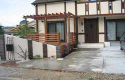 ヴァリアス・ガーデンズの施工例外構工事[オープンスタイル＋デッキフェンス＋植栽]平塚市万田M様邸外構・木工事・植栽工事完成写真3