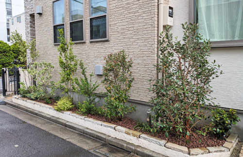 建物を彩る、道路沿い花壇への洋風植栽デザイン-江戸川区F様邸