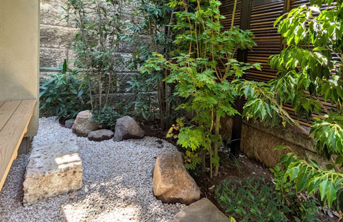 日陰の小スペースに設える、垣根と石組みによる小さな和庭-文京区K様邸