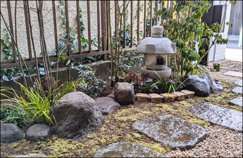 玄関アプローチを彩る、内側から眺める和風の通り庭-杉並区S様邸