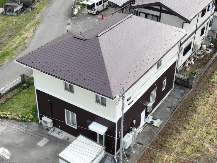 【奥州市】仕上がりのイメージをカラーシミュレーションできたから、屋根の色にもマッチしたツートンカラーで外壁塗装を依頼できました。