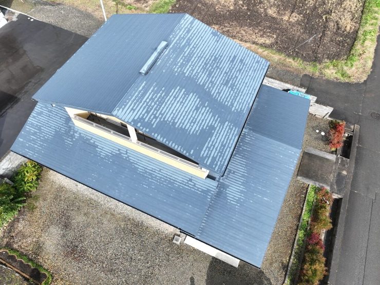 【北上市】屋根塗装を検討していたところ、下塗り・中塗り・上塗りと丁寧に複数回塗っている様子をHPで見てお願いすることに決めました！