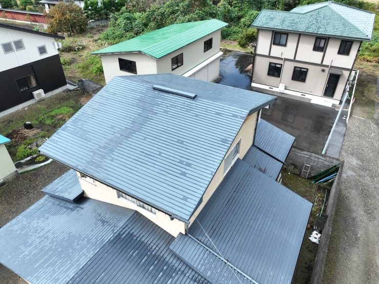 【北上市】屋根塗装を検討していたところ、下塗り・中塗り・上塗りと丁寧に複数回塗っている様子をHPで見てお願いすることに決めました！