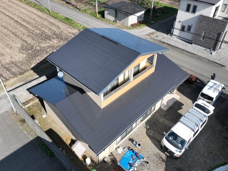 【北上市】屋根塗装を検討していたところ、下塗り・中塗り・上塗りと丁寧に複数回塗っている様子をHPで見てお願いすることに決めました！