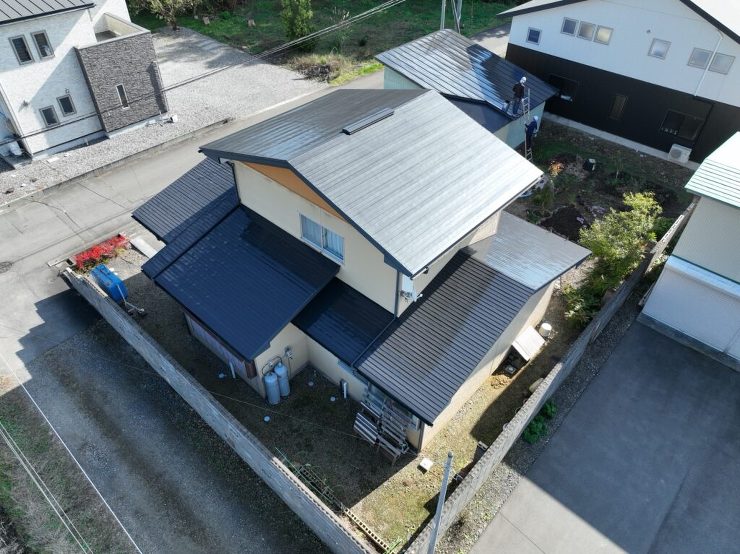 【北上市】屋根塗装を検討していたところ、下塗り・中塗り・上塗りと丁寧に複数回塗っている様子をHPで見てお願いすることに決めました！