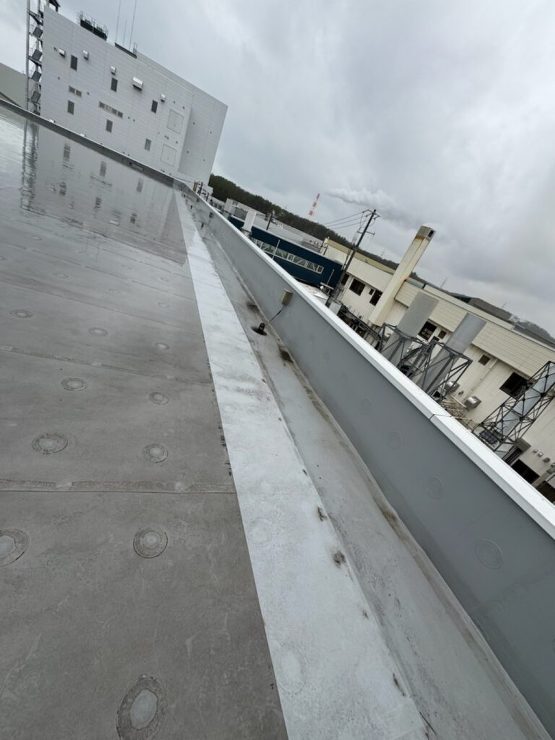 【秋田県】屋上防水メンテナンスとして、水性防水材で塗装をしました。溶剤ではないので問題なく使用できたのが良かったです！