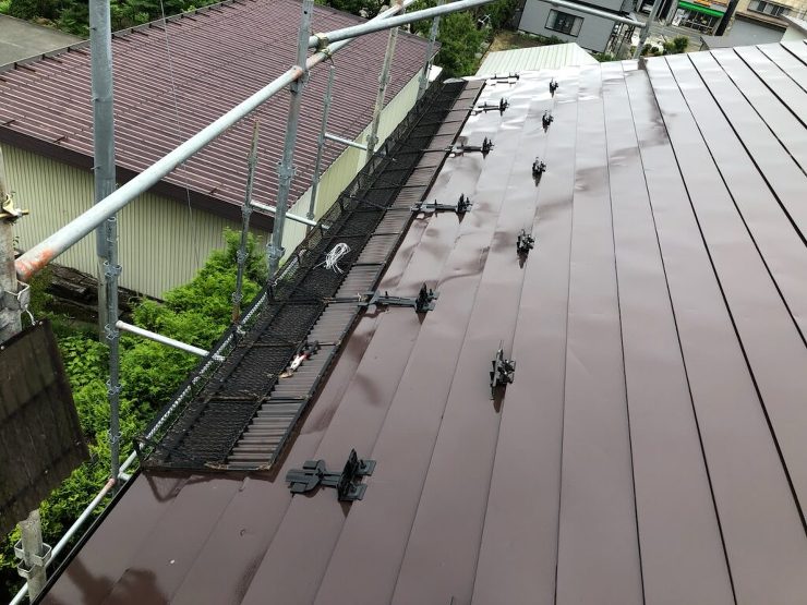 【奥州市】雪で雨樋が壊れ、保険申請を手伝っていただき、修理費を減らすことができました。足場があるうちにと、一緒に屋根塗装もお願いしました。