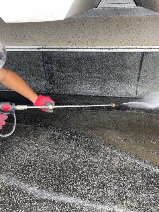 【金ヶ崎町】雨漏りが続き相談しました。屋上防水が傷んでいるとのことで、改修をしてもらうと雨漏りがピタリと止まりました！