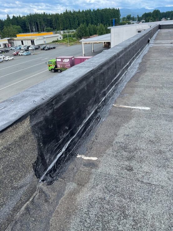 【金ヶ崎町】雨漏りが続き相談しました。屋上防水が傷んでいるとのことで、改修をしてもらうと雨漏りがピタリと止まりました！