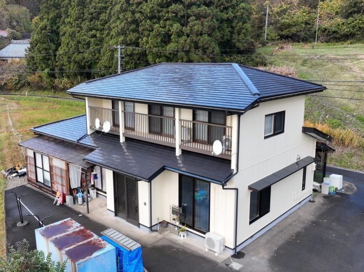 【奥州市】屋根塗装や外壁塗装だけでなく、他社では提案されなかった基礎塗装のおかげで、建物がさらに見栄えしました。