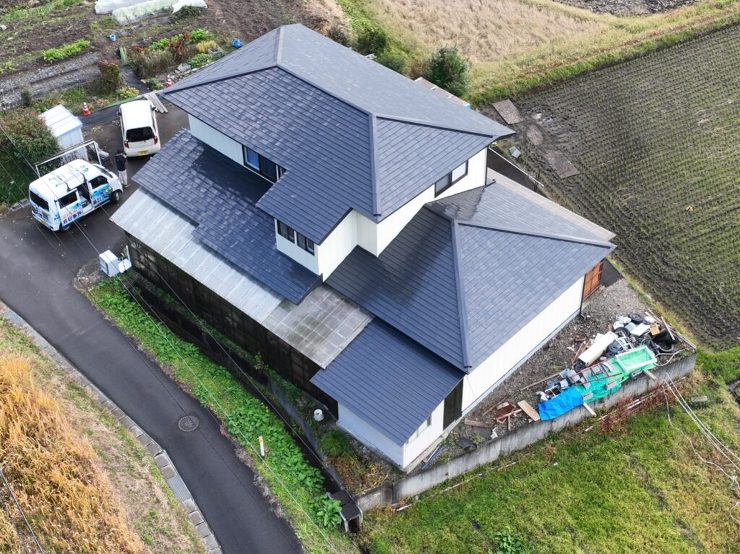 【奥州市】屋根塗装や外壁塗装だけでなく、他社では提案されなかった基礎塗装のおかげで、建物がさらに見栄えしました。