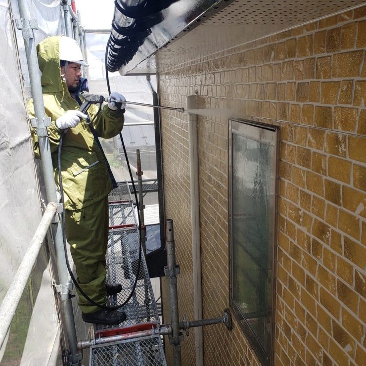 【奥州市】クリヤー塗装で外壁をしっかり保護！外壁も塗装が必要なんて知りませんでした！