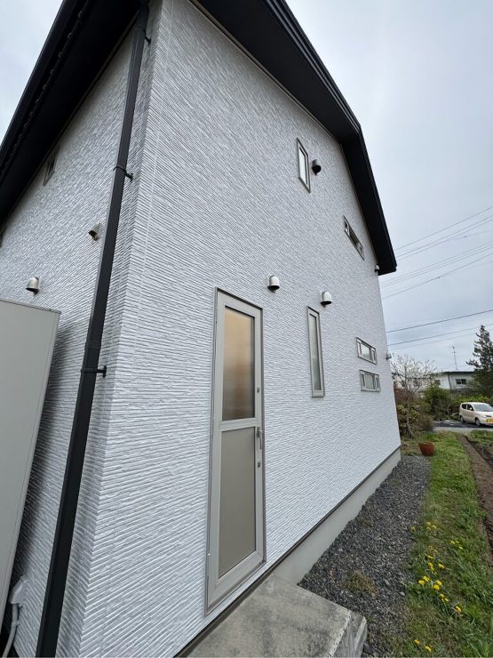 【北上市】ハウスM21のお家で遮熱フッ素塗料を使い、外壁塗装工事をしました。新築のようにきれいに仕上げていただき、ありがとうございました！