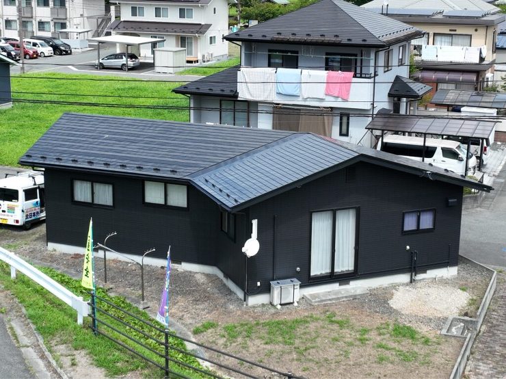 【奥州市】カラーシミュレーションのおかげで、安心して屋根・外壁ともにブラックへ大胆イメージチェンジできました！