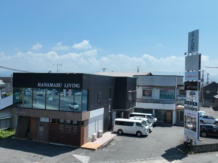 【奥州市】外壁塗装 色は黒に変え、かっこいい仕上がりになりました。タイル下地はローラーストーン仕上げにしました。