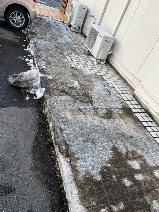 【奥州市】外壁塗装 色は黒に変え、かっこいい仕上がりになりました。タイル下地はローラーストーン仕上げにしました。