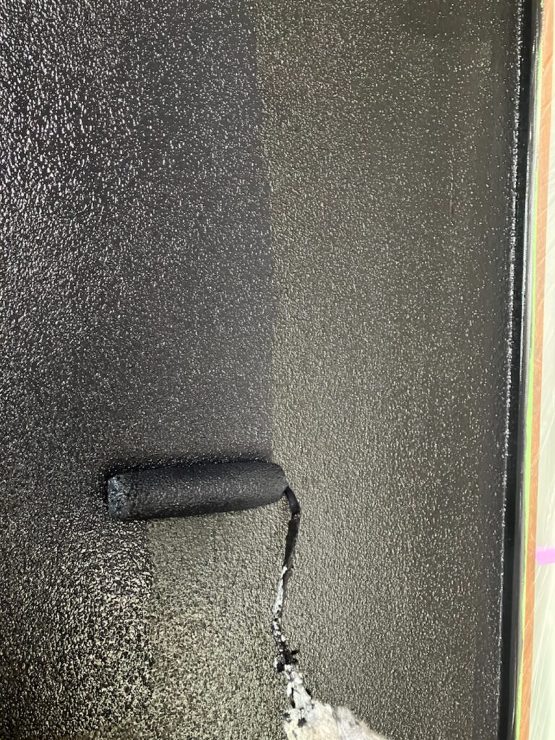 【奥州市】外壁塗装 色は黒に変え、かっこいい仕上がりになりました。タイル下地はローラーストーン仕上げにしました。