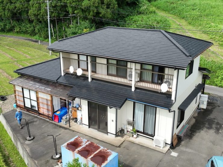 【奥州市】屋根塗装や外壁塗装だけでなく、他社では提案されなかった基礎塗装のおかげで、建物がさらに見栄えしました。