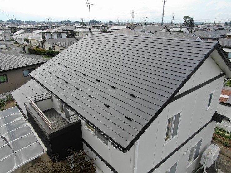 【奥州市】天窓からの雨漏りを心配しなくていいようにしたい！天窓撤去と屋根カバー工法をしました。