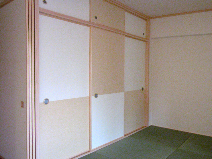 飾り張りふすまと向こう梅柄