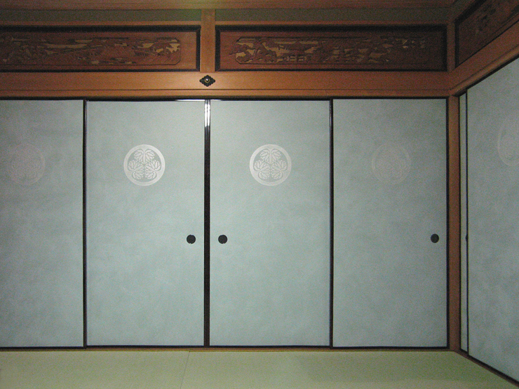 三葉葵 紋型の襖