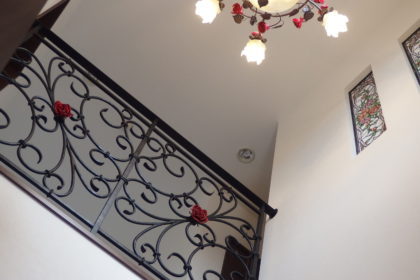 ロートアイアン手すり、バラ飾り、おしゃれなアラベスク