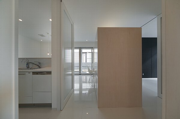 リビングよりダイニング方向を見る