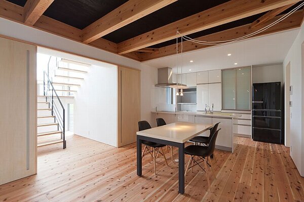 1階LDK，両引き分けの建具で階段室とつながる．