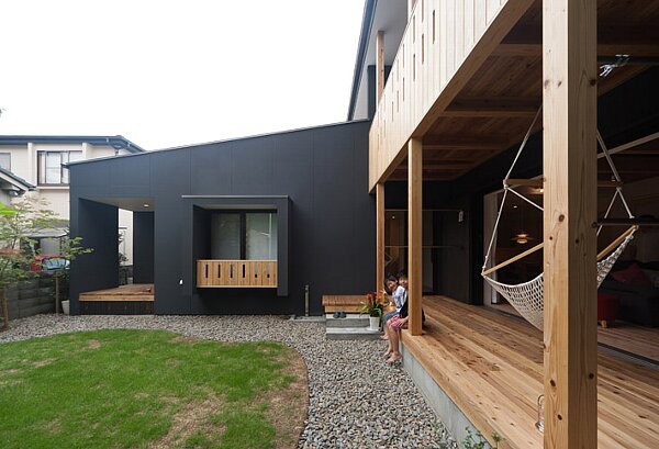 東側より建物をみる．正面の平屋に母の部屋がある