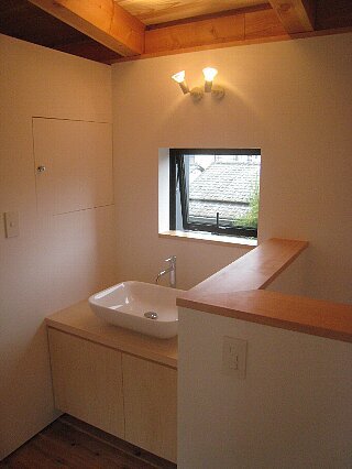 2階洗面コーナー（撮影：富田建築設計室）