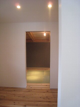 2階寝室よりクローゼット越しに畳敷きの書斎をみる（撮影：富田建築設計室）