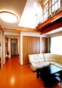 吹き抜けのリビングで開放的ですが高気密高断熱で寒くありません