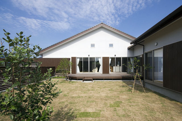 ウッドデッキを囲む大屋根の家｜プラスディ...